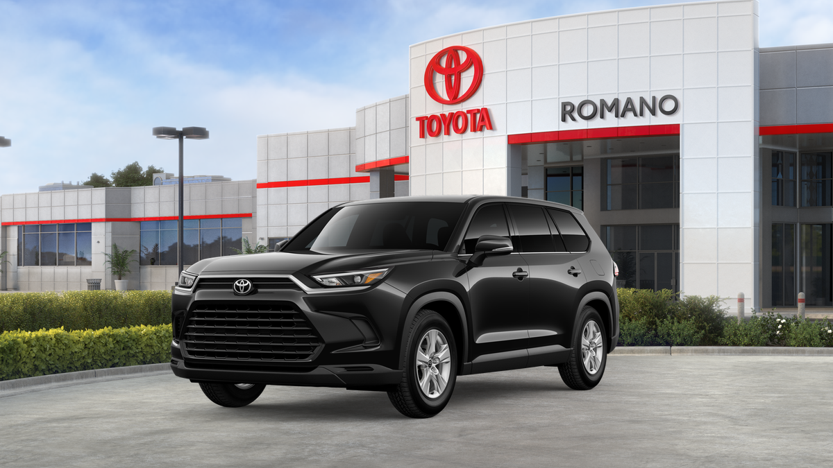 2026 Toyota Grand Highlander LE in Midnight Black Metallic — front three-quarter view