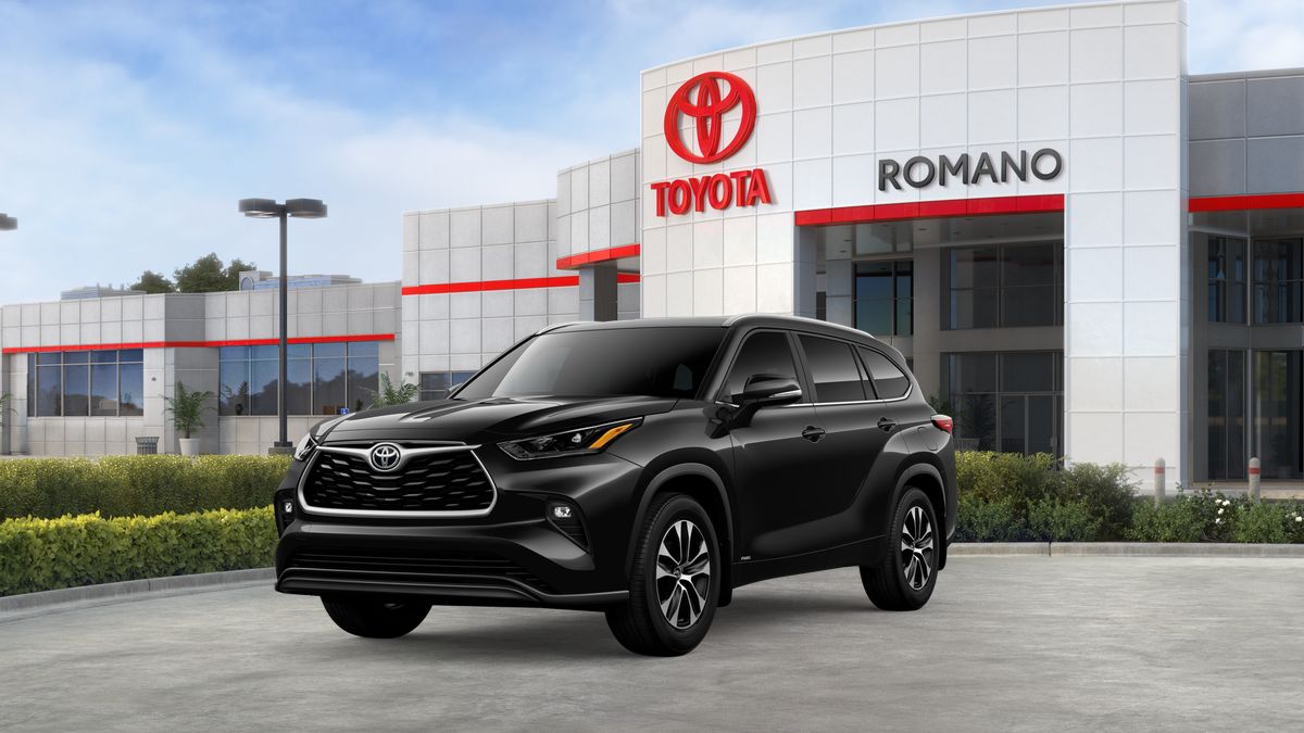 2026 Toyota Highlander Hybrid XLE in Midnight Black Metallic — front three-quarter view